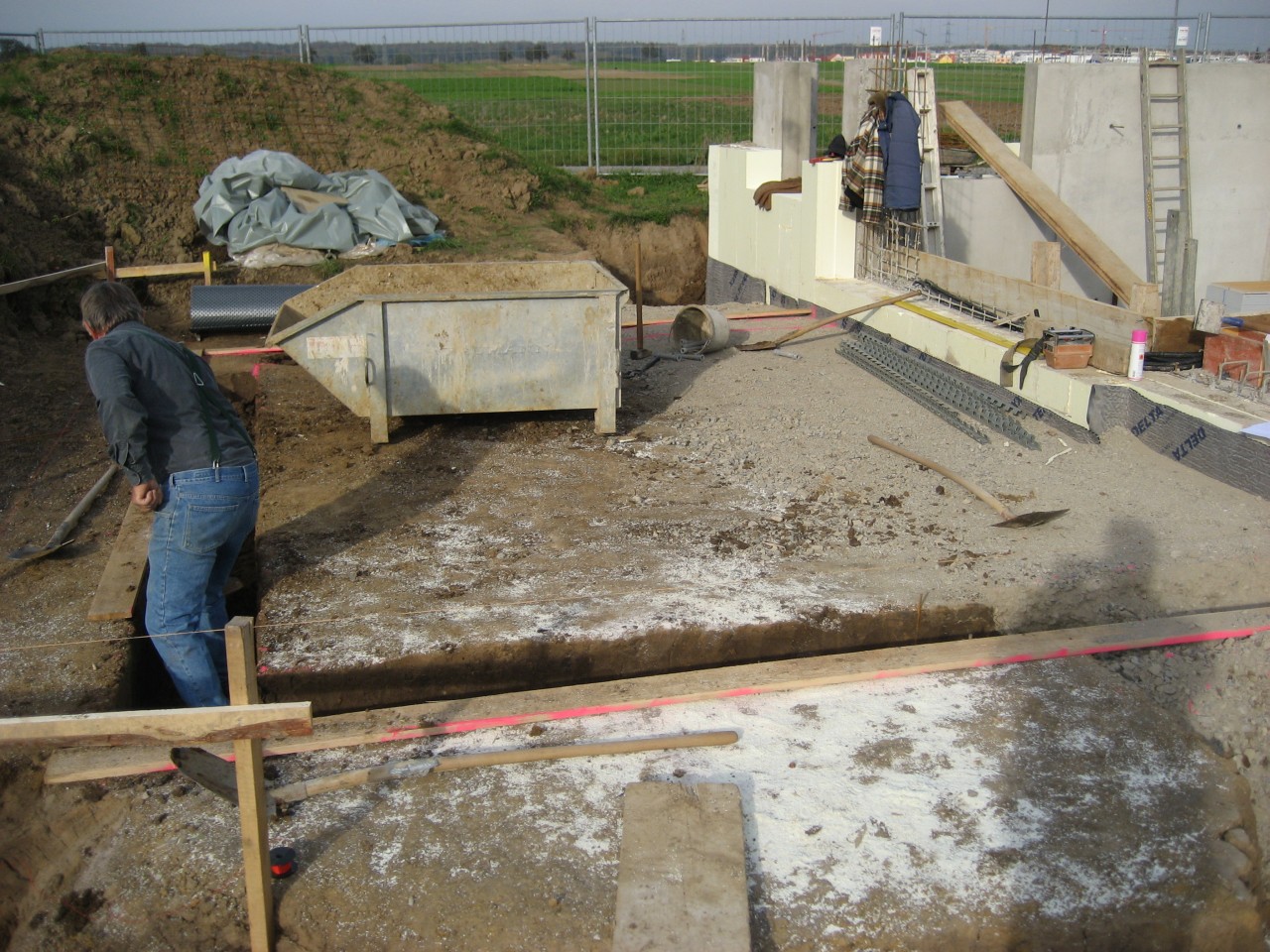 Das Fundament wird von Hand ausgehoben