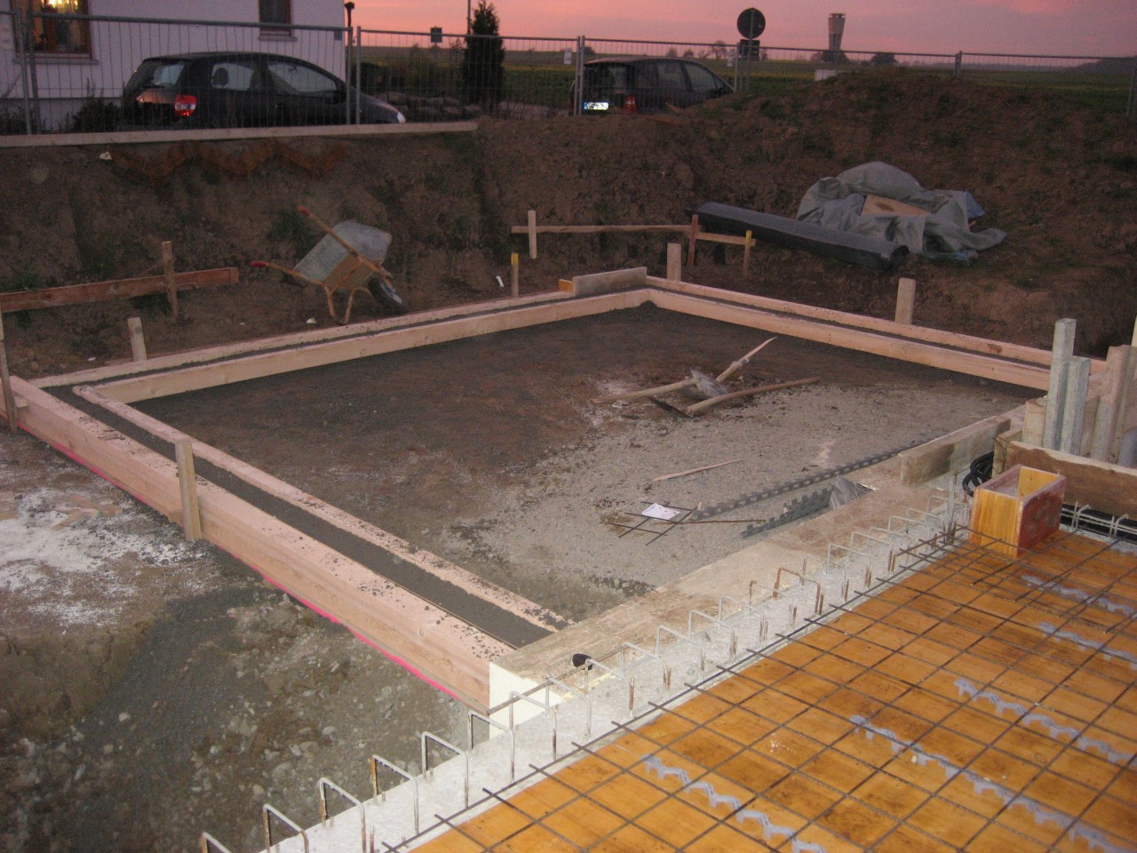 Abends ist das Fundament fertig betoniert