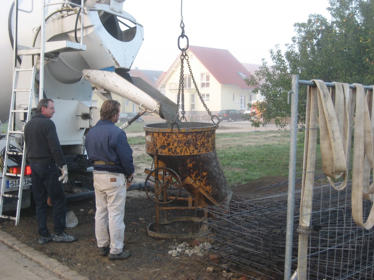 Erster Betonkübel wird befüllt