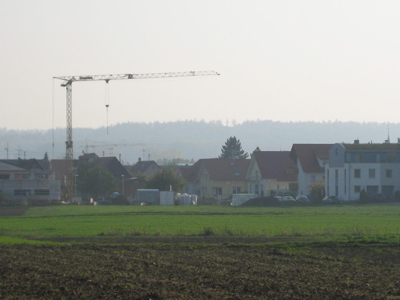 Unser Bauplatz von den Feldern her gesehen