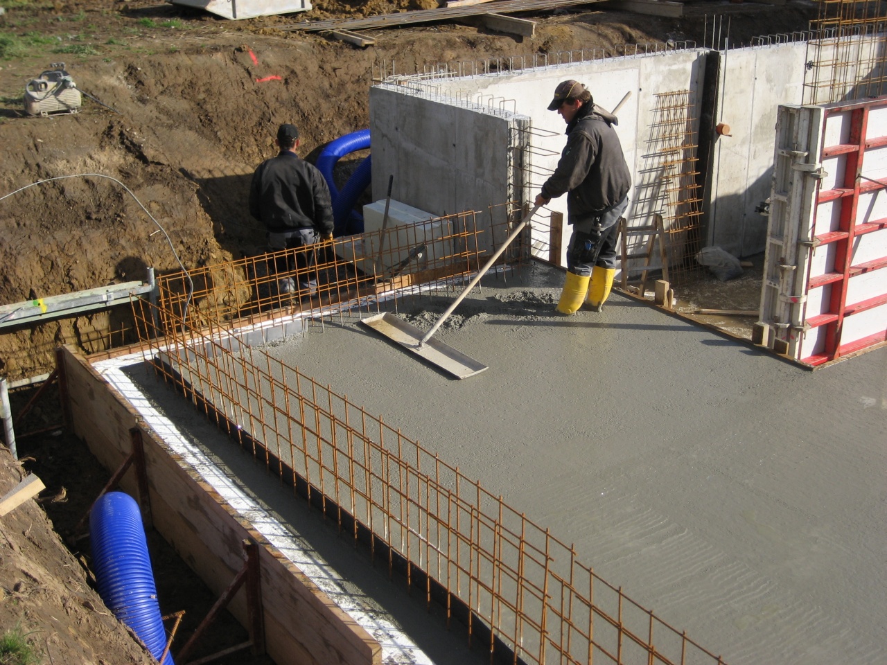 Zum Glück gibt es eine Nachbarbaustelle von der Beton geschnorrt werden kann