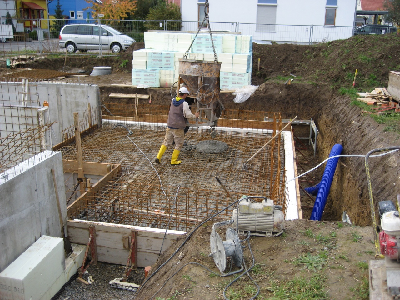 Das Betonieren der versetzten Ebene beginnt