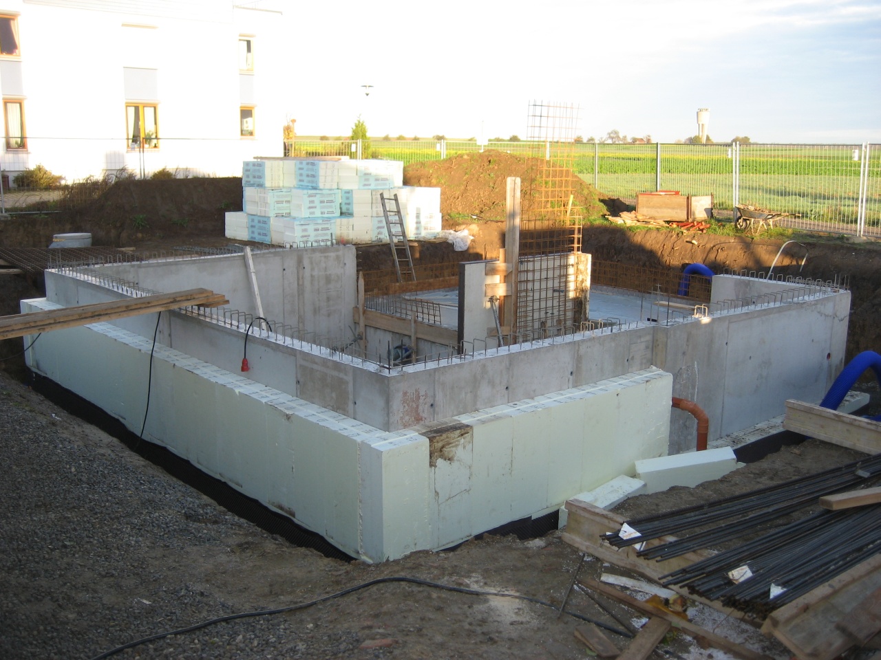 Der frische Beton darf einen Tag in Ruhe aushärten