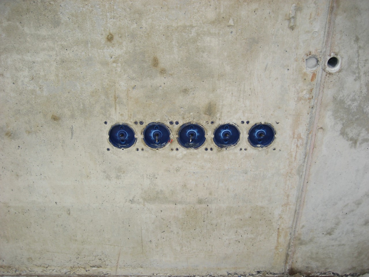 Ausgeschalte Wand mit Elektroleerdosen