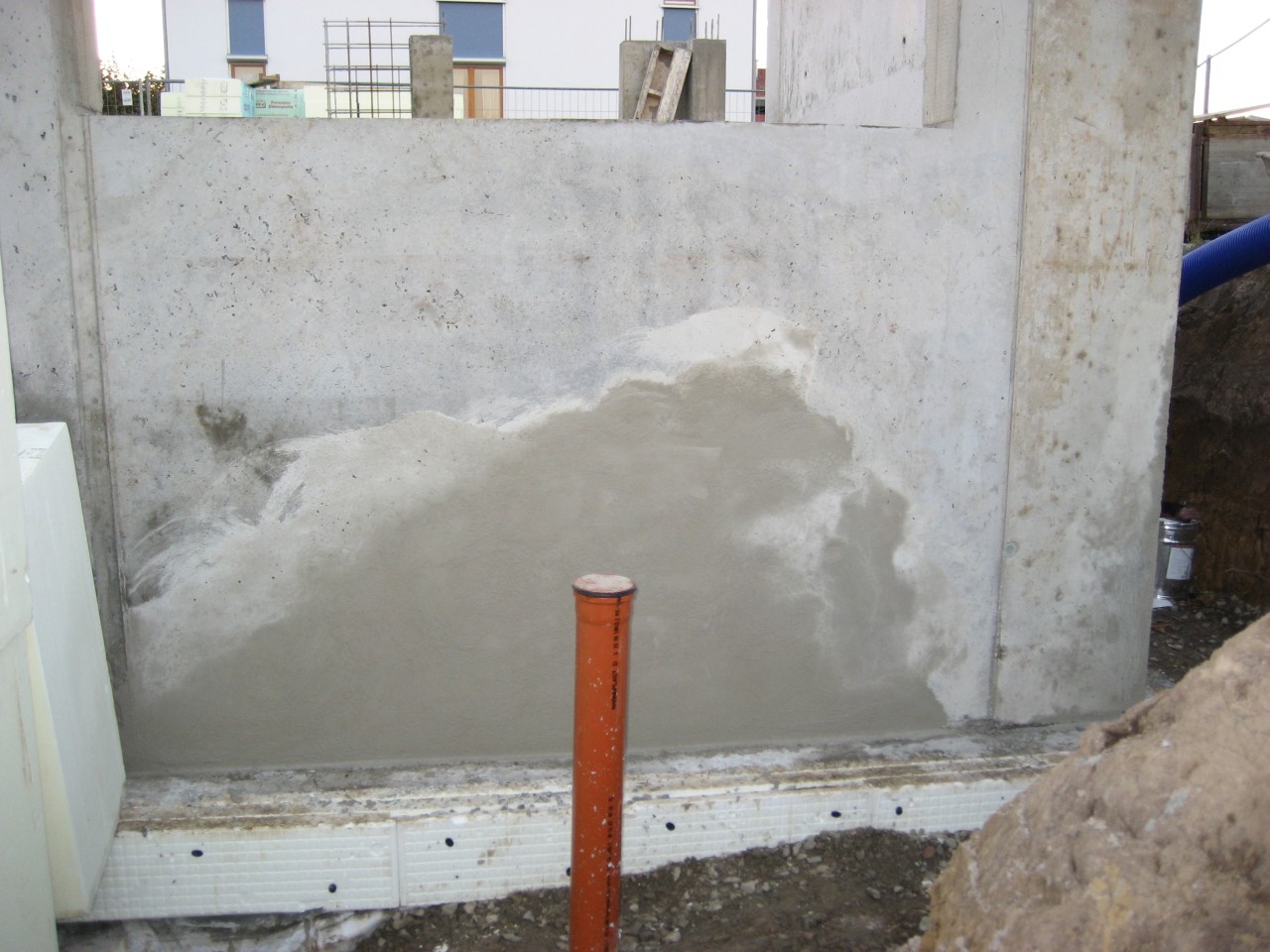 Reparatur der Wand mit Dichtschlämme